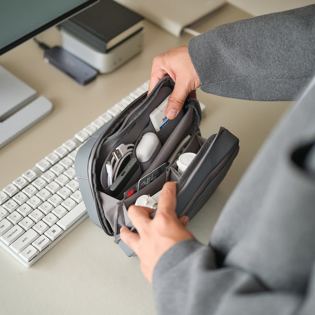 1 Tech Key 2-in-1 Tech Pouch – Orbitkey Europe