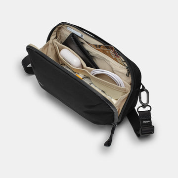 black|Integrated mesh pockets